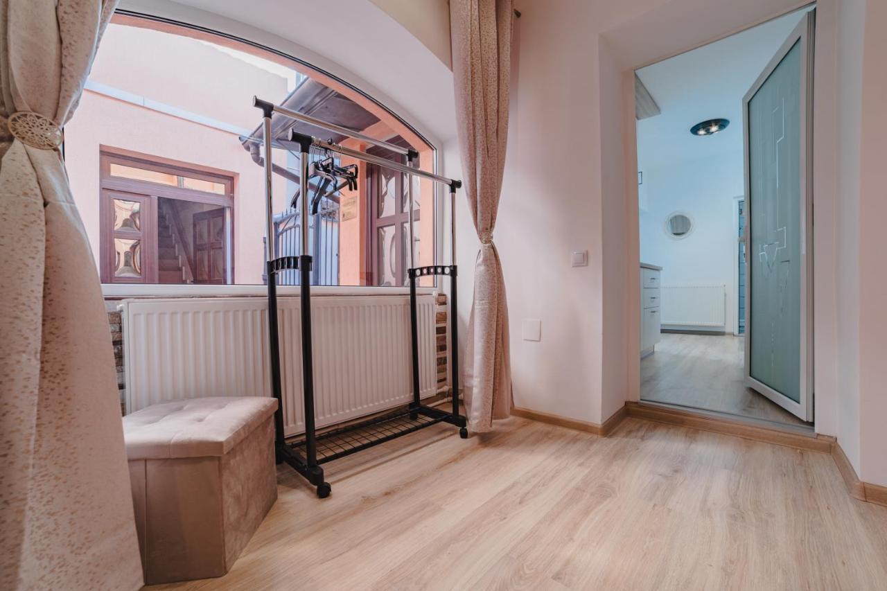 Appartamento Old Town Studio Braşov Esterno foto